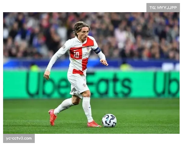 38岁的莫德里奇再次站在角旗区，他用一脚弧线找到了远点的队友